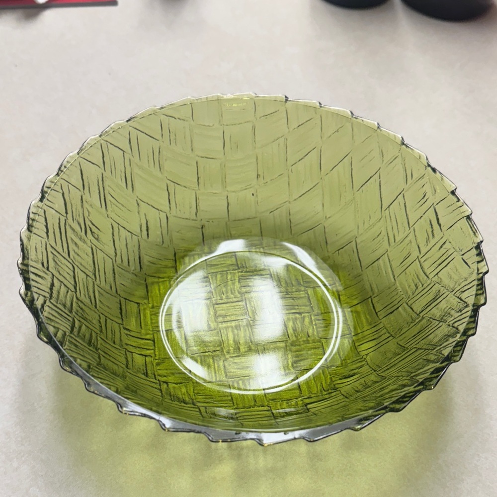 VINTAGE INDIANA GLASS GREEN BASKET WEAVE BOWL G